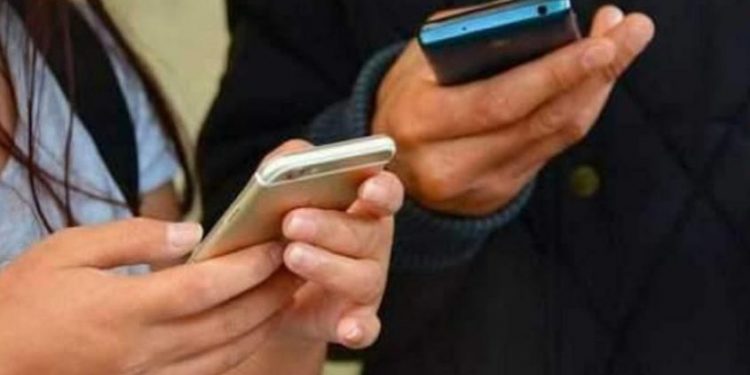 പെൺകുട്ടികൾ സ്മാർട്ഫോൺ ഉപയോഗിക്കേണ്ട ; വിലക്കി പാക് സർവകലാശാല