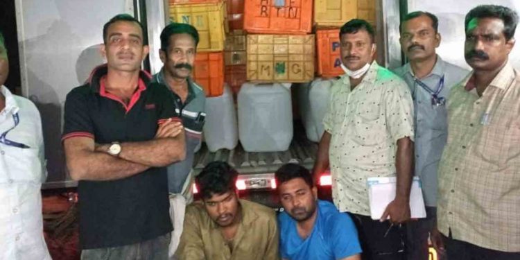 അഴുകിയ മത്സ്യങ്ങൾക്കിടയിൽ ഒളിപ്പിച്ചുകടത്തി 30 കന്നാസ് സ്പിരിറ്റ്; 2 പേർ അറസ്റ്റിൽ