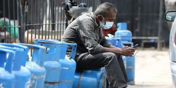 ശ്രീലങ്കയിൽ ഫേസ്ബുക്കിനും വാട്സാപ്പിനുമടക്കം വിലക്ക് ; നടപടി കർഫ്യൂവിന് പിന്നാലെ