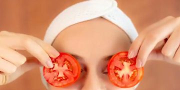 മുഖത്തെ കരുവാളിപ്പ് മാറ്റാൻ തക്കാളി ഫേസ് പാക്കുകൾ