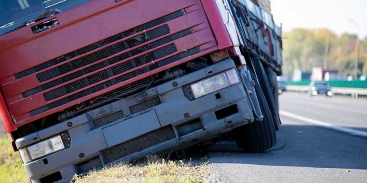 കൊല്ലത്ത് മൂന്ന് ലോറി അപകടങ്ങളിലായി രണ്ട് ക്ലീനർമാരും ഒരു ഡ്രൈവറും മരിച്ചു