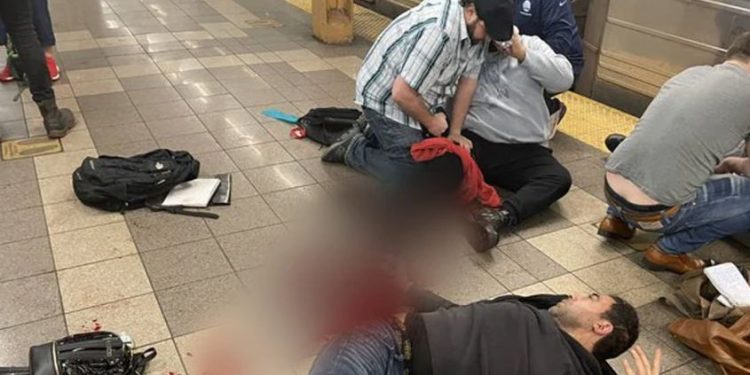 ന്യൂയോർക്കിൽ ഭൂഗർഭ റെയിൽവേ സ്റ്റേഷനിൽ വെടിയുതിർത്ത് മുഖംമൂടിധാരി ; 13 പേർക്ക് പരുക്ക്