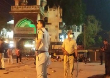 വാട്സപ്പ് സ്റ്റാറ്റസിനെച്ചൊല്ലി ജനം തെരുവിൽ ; കർണാടകയിൽ 40 പേർ കസ്റ്റഡിയിൽ