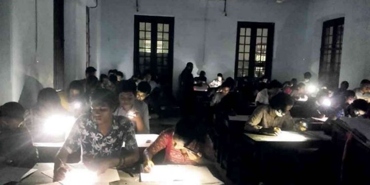 മൊബൈലിനു നിരോധനമുള്ള ഹാളിൽ പരീക്ഷയെഴുതാൻ മൊബൈൽ വെട്ടം