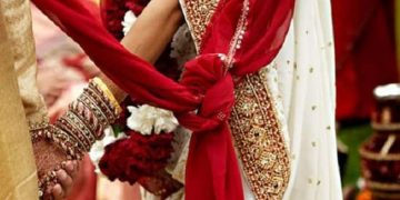 ഭാര്യ മകനെ വിവാഹം ചെയ്തു, പണവുമായി കടന്നു, വിചിത്ര പരാതിയുമായി ഭർത്താവ്