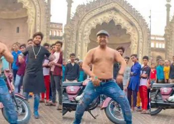 നടുറോഡിൽ ഷർട്ടിടാതെ ‘ ഷോ ’ ; സൽ‌മാൻ ഖാന്റെ അപരൻ പിടിയിൽ