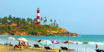 വിഴിഞ്ഞം ലൈറ്റ്ഹൗസ് കാണാന്‍ സഞ്ചാരികളുടെ ഒഴുക്ക്