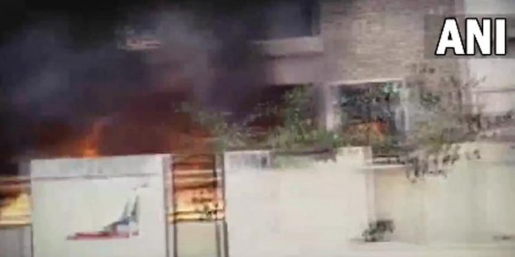 ജില്ലയുടെ പേര് മാറ്റിയതിൽ പ്രതിഷേധം ; ആന്ധ്രാപ്രദേശിൽ മന്ത്രിയുടെ വീടിന് തീയിട്ടു