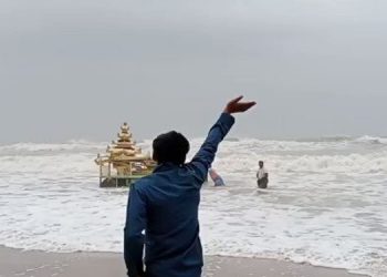 ചുഴലിക്കാറ്റ് ; തീരത്തടിഞ്ഞ് സ്വർണ്ണ നിറമുള്ള തേര്