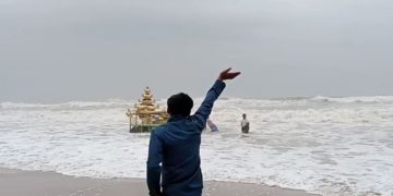 ചുഴലിക്കാറ്റ് ; തീരത്തടിഞ്ഞ് സ്വർണ്ണ നിറമുള്ള തേര്