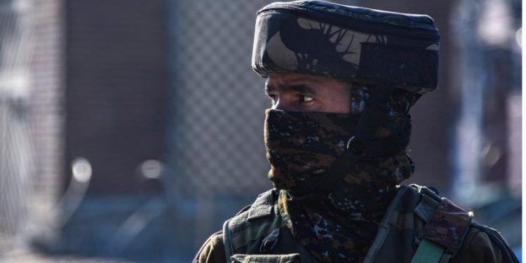 കശ്മീരില് ഭീകരാക്രമണത്തിൽ പൊലീസുകാരന് വീരമൃത്യു; മകൾക്ക് പരുക്ക്