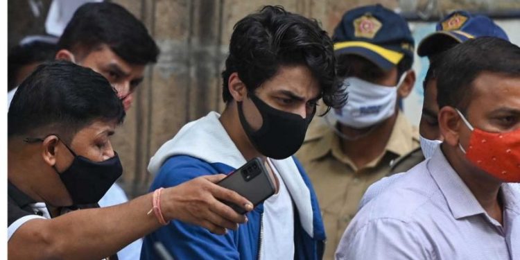 ആര്യനെ എങ്ങനെയെങ്കിലും പ്രതിയാക്കാന് ശ്രമം നടന്നു , ചാറ്റുകൾ ചോർത്തി: റിപ്പോർട്ട്