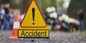 വിനോദയാത്ര പോയ ബസ് കാറിന് മുകളിലേക്ക് മറിഞ്ഞ് അഞ്ചുപേര്‍ക്ക് പരിക്ക്