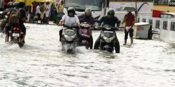 തിരുവനന്തപുരത്തും എറണാകുളത്തും മഴ ; കൊച്ചിയിൽ വീണ്ടും വെള്ളക്കെട്ട് ; 5 ജില്ലകളിൽ മഴ മുന്നറിയിപ്പ്