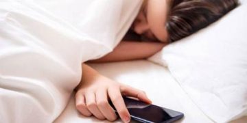 നിങ്ങൾ ഉറങ്ങുന്നത് സ്മാർട്ട്ഫോൺ തലയ്ക്കരികിൽ വെച്ചാണോ? ശീലം മാറ്റുന്നതാണ് ഉചിതം