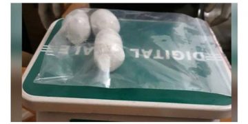 കരിപ്പൂരില്‍ പോലീസിന്‍റെ സ്വര്‍ണ്ണവേട്ട ; പിടികൂടിയത് കസ്റ്റംസ് പരിശോധന കഴിഞ്ഞ് പുറത്തിറങ്ങിയ ആളില്‍ നിന്ന്