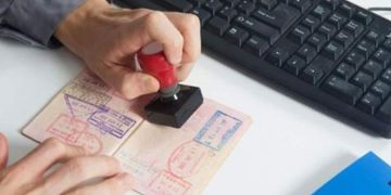 വിമാനത്താവളത്തിലെ സീലുകള്‍ വ്യാജമായുണ്ടാക്കി ; രണ്ട് പ്രവാസി വനിതകള്‍ക്ക് ശിക്ഷ