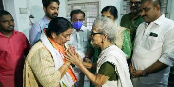 ഉമ തോമസിന് തെരഞ്ഞെടുപ്പിന് കെട്ടിവക്കാനുള്ള തുക എം.ലീലാവതി ടീച്ചര്‍ നല്‍കും