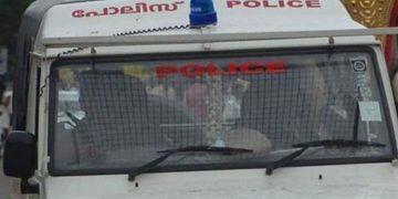 ഫേസ്ബുക്ക് ലൈവ് ഓണാക്കി ആത്മഹത്യാ ശ്രമം ;  കൈ‍ഞരമ്പ് മുറിച്ച യുവാവിനെ പോലീസ് രക്ഷിച്ചു