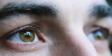 കണ്ണില്‍ ചെറിയ കുത്തുകളോ വരകളോ പ്രത്യക്ഷപ്പെടുന്നത് എന്തുകൊണ്ട്?