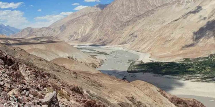 ലഡാക്കിൽ വാഹനം നദിയിലേക്ക് മറിഞ്ഞ് 7 സൈനികർ മരിച്ചു; ഒരാൾ മലയാളി