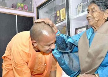 മുഖ്യമന്ത്രിയായതിനു ശേഷം യോഗി ആദ്യമായി അമ്മയെ കണ്ടു; കാലിൽ തൊട്ട് അനുഗ്രഹം തേടി
