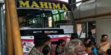 പന്നിയങ്കര ടോള്‍ പ്ലാസ സമരത്തില്‍ നിലപാട് കടുപ്പിച്ച് ബസുടമകള്‍ ; ടോള്‍ നല്‍കാതെ പ്രതിഷേധം