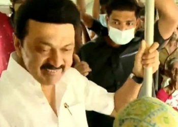 അധികാരമേറ്റിട്ട് ഒരു വർഷം; ബസിൽ യാത്ര ചെയ്ത് വിവരങ്ങൾ ആരാഞ്ഞ് എം.കെ.സ്റ്റാലിൻ