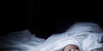 അമ്മയുടെ ഉറുമ്പരിച്ച മൃതദേഹത്തിനൊപ്പം മകൾ കിടന്നത് 2 ദിവസം