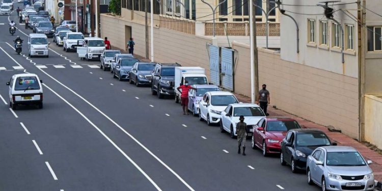 പമ്പ് കാലിയാകുന്നു ; പെട്രോൾ വാങ്ങാൻ 500 ദശലക്ഷം ഡോളർ ഇന്ത്യയോട് ചോദിച്ച് ശ്രീലങ്ക