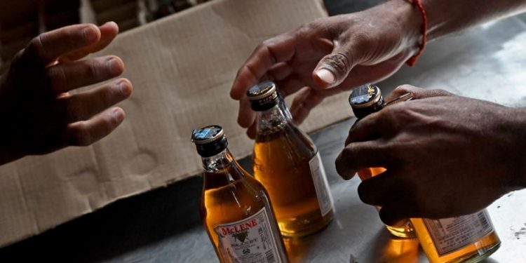 സ്പിരിറ്റിനു വില കൂടി , കമ്പനികൾ ഉൽപാദനം കുറച്ചു; വില കുറഞ്ഞ മദ്യം കിട്ടാനില്ല!