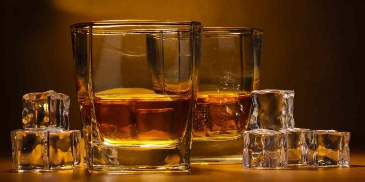 ഏത് അളവിലും മദ്യവിൽപ്പന: വിവാദം ഭയന്ന് അനുമതി ഒഴിവാക്കി സർക്കാർ