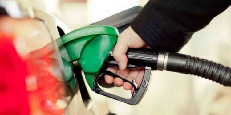 പെട്രോളിന് 233.89 രൂപ, ഡീസലിന് 263.31; ഇന്ത്യയെ ‘കടത്തിവെട്ടി’ പാക്ക് കുതിപ്പ്!
