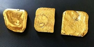 ദേഹത്ത് വച്ചുകെട്ടി കൊണ്ടുവന്നത് രണ്ടേകാൽ കിലോ സ്വര്‍ണം, കരിപ്പൂരിൽ യാത്രക്കാരൻ പിടിയിൽ