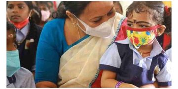 പ്രളയത്തില്‍ എംഎല്‍എ രക്ഷപെടുത്തിയ കൈക്കുഞ്ഞ് മിത്ര അറിവിന്റെ ലോകത്തേക്ക് ; കൈ പിടിച്ച് മന്ത്രി വീണാ ജോർജ്ജ്