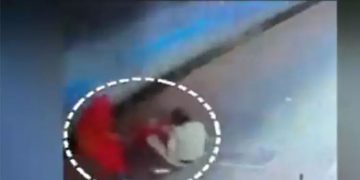 ട്രെയിനിന് മുന്നിൽ നിന്ന് വയോധികയുടെ ജീവൻ രക്ഷിച്ച റെയിൽവേ പൊലീസുകാരന്‍റെ വിഡിയോ വൈറൽ