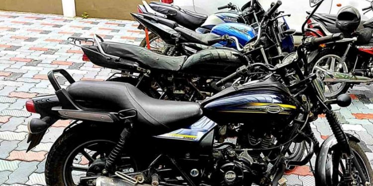 ആഘോഷിച്ച് നടക്കാൻ ബൈക്ക് മോഷണം ; പ്രായപൂർത്തിയാകാത്ത വിദ്യാർഥികൾ പിടിയിൽ