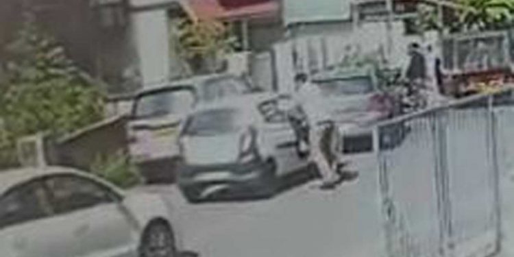 അഭിഭാഷകനു റോഡിൽ മർദനം; അക്രമിയെ പൊലീസിൽ ഏൽപ്പിക്കാൻ ഇടപെട്ട് ജഡ്ജി