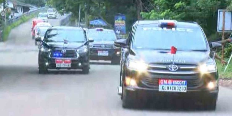 വഴിയിലുടനീളം മുഖ്യമന്ത്രിക്ക് കനത്ത സുരക്ഷ; തൃപ്പൂണിത്തുറയിലും വാഹനങ്ങൾ തടഞ്ഞിട്ടു