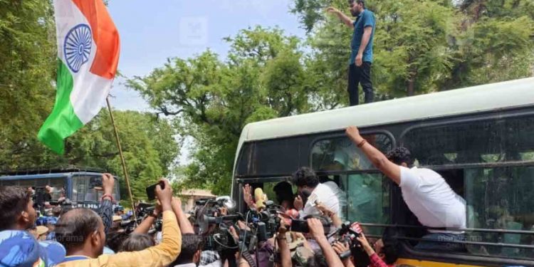 ഇഡി ഓഫിസിലേക്കുള്ള കോൺഗ്രസ് മാർച്ച് തടഞ്ഞ് പൊലീസ് ; എംപിമാർ അറസ്റ്റിൽ , വലിച്ചിഴച്ചു