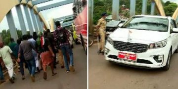 മന്ത്രി വി അബ്ദുറഹ്മാന്റെ വാഹനം തടഞ്ഞ് യൂത്ത് കോൺഗ്രസ് പ്രവര്‍ത്തക‍ര്‍