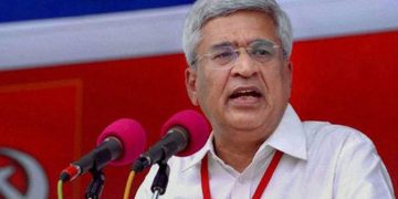 പ്രതിപക്ഷത്തിന്റേത് അർത്ഥശൂന്യമായ പ്രതിഷേധം ; പിണറായിക്ക് പിന്തുണയുമായി പ്രകാശ് കാരാട്ട്