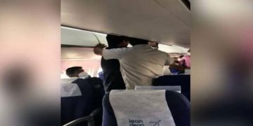 മുഖ്യമന്ത്രിക്കെതിരെ വിമാനത്തിലെ പ്രതിഷേധം ; യൂത്ത് കോൺഗ്രസുകാരെ കൈകാര്യം ചെയ്ത് ഇപി