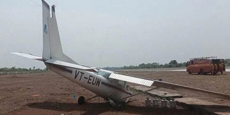 ഒഡിഷയിൽ പരിശീലനത്തിനിടെ വിമാനം മൂക്കുംകുത്തി വീണു; പൈലറ്റിന് പരുക്ക്