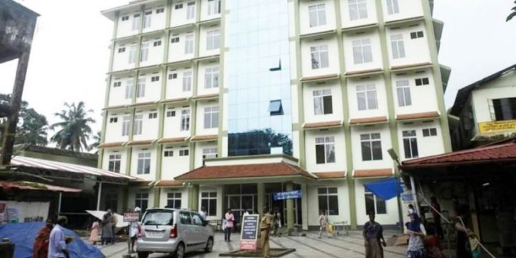 ഡോക്ടറെ ചോദിച്ചുവിളിച്ചു , ഫോണില്‍ പരിഹാസ മറുപടി ; പണി പോയി !