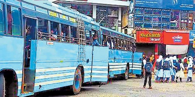 മത്സര ഓട്ടം; സ്വകാര്യ ബസുകളിൽ കയറിപ്പറ്റാൻ പെൺകുട്ടികൾക്ക് പെടാപ്പാട്