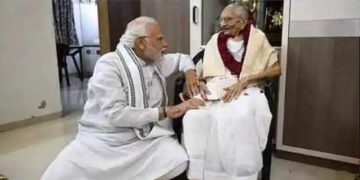 അമ്മയുടെ നൂറാം പിറന്നാൾ ; തിരക്കുകൾ മറന്ന് ഓടിയെത്തി പ്രധാനമന്ത്രി