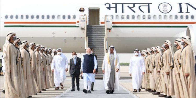 പ്രധാനമന്ത്രി നരേന്ദ്ര മോദി യുഎഇയിൽ; നേരിട്ടെത്തി സ്വീകരിച്ച് യുഎഇ പ്രസിഡന്റ്