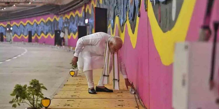 റോഡിൽ കിടന്ന വെള്ളക്കുപ്പിയും ചവറും എടുത്തുമാറ്റി മോദി; വിഡിയോ വൈറൽ