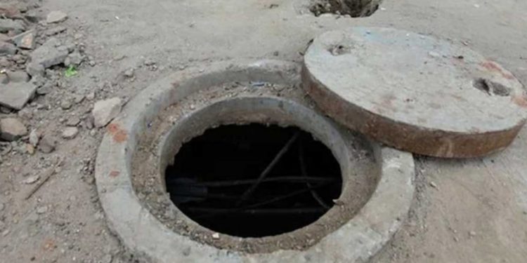 സ്ലാബ് തകർന്ന് കുട്ടി സെപ്റ്റിക് ടാങ്കിൽ വീണു; രക്ഷിക്കാൻ ഇറങ്ങിയവരും മരിച്ചു